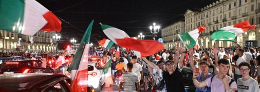 Как в Италии праздновали победу родной сборной (видео, фото)