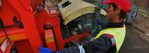 Коммунальщики успокаивают, что мусоровозов в столице хватает