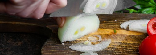 Як нарізати цибулю і не заплакати