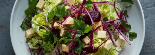 Такой салат отлично подойдет к любому гарниру (изображение создано с помощью ИИ).