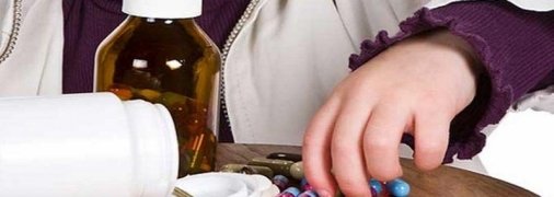 Ребенок наелся бабушкиных таблеток и загремел в реанимацию: что делать в таких случаях