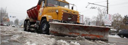 В некоторых регионах РФ на дороги вывели снегоуборочную технику