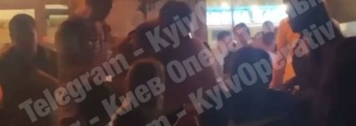 "АлкоГетто": очередная массовая драка произошла на Подоле в Киеве (видео) 