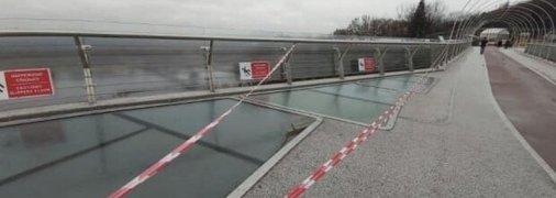 В Киеве задержали вандала, разбившего стекла на "мосту Кличко": мужчина объяснил свой поступок (фото)