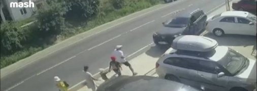 Уснул за рулем: в России авто на полном ходу вылетело на тротуар и сбило шесть человек, момент ДТП попал на видео