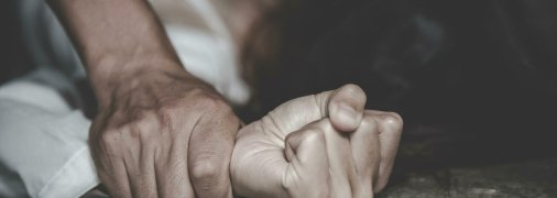 Трое парней жестоко поиздевались над девочкой-подростком