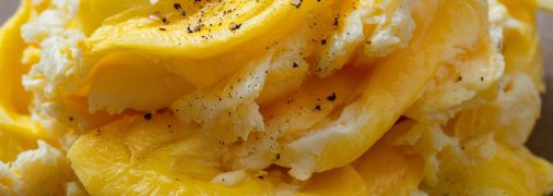 Скрембл получаются очень пышным и нежным (изображение создано с помощью ИИ)