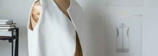 Как и с чем носить жилет летом 2023 - фото