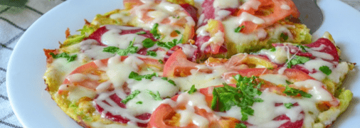 Кабачкова піца готується на сковороді