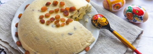 Необычная паска с вафлями, творогом и изюмом