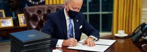 Украина получает удар в спину от друзей? Почему Белый дом готов принять Зеленского лишь в конце лета