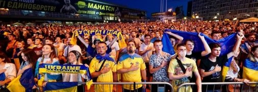 Тисячі фанів підтримали збірну в історичному матчі Євро
