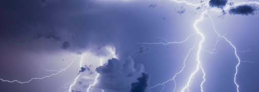 Блискавка несе в собі багато значень (зображення створено за допомогою ШІ)