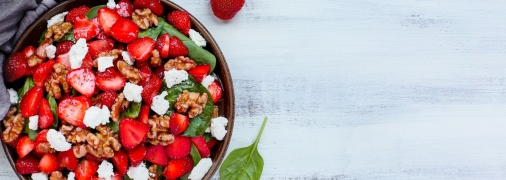 Пикантный салат из мяса, клубники и сыра