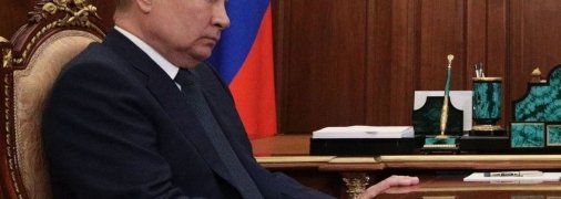 Тепер путін тримається за стіл уже двома руками