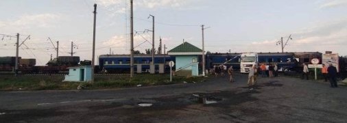 Появились фото аварии на Полтавщине, где поезд на переезде врезался в фуру