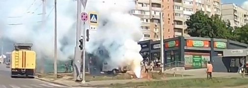 На оживленном перекрестке Харькова сквозь землю прорвался огненный столб (видео)