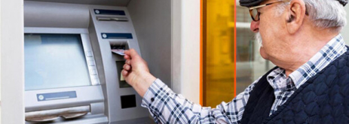 Пенсионеры должны периодически пользоваться картой, чтобы ее не заблокировали