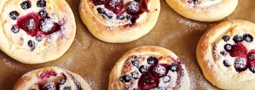 Мягкие сладкие ватрушки с ягодами