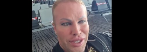 "Лицо русского мира": застрявший в украинском аэропорту блогер из России насмешил сеть (видео)