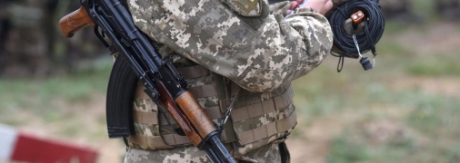 Боєць ЗСУ готовий спуститися в бліндаж