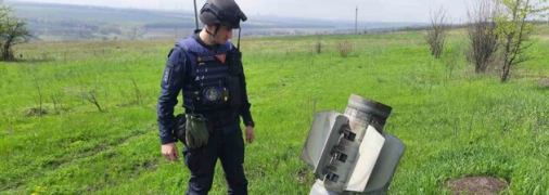 На українських полях лишилось багато вибухівки і не тільки