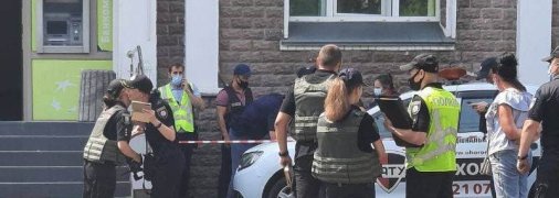 У Києві жінка з вибухівкою і пістолетом пограбувала банк (фото, відео)