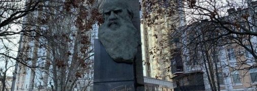 Площа Льва Толстого