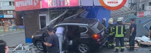 Два ларька снесло за секунду: появилось видео момента аварии на Позняках в Киеве