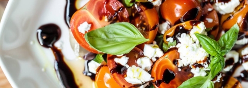 Этот салат – главное блюдо на столе летом (изображение создано с помощью ИИ)