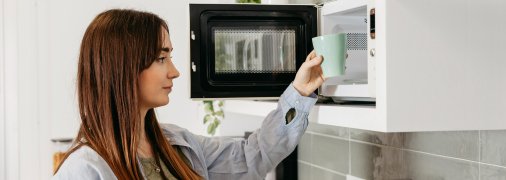 Дівчина з мікрохвильовкою
