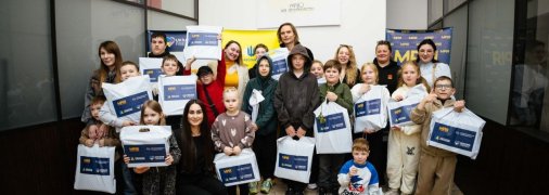 У Києві дітям загиблих захисників передали ноутбуки та планшети в межах міжнародного проєкту