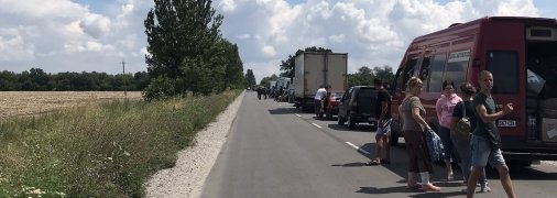 Черга на виїзд з окупованого Херсона