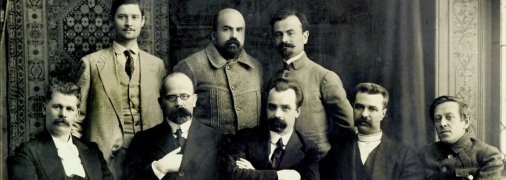 Перший Генеральний секретаріат Центральної Ради. 1917 р. Стоять (зліва направо): Павло Христюк, Микола Стасюк, Борис Мартос. Сидять (зліва направо): Іван Стешенко, Христофор Барановський, Володимир Винниченко, Сергій Єфремов, Симон Петлюра