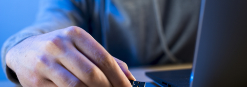 Вставляти флешку потрібно обережно