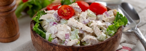 Мясной салат с яйцами и сухариками