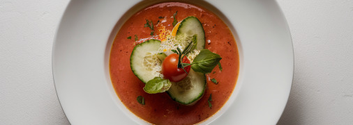 Гаспачо станет вашим любимым летним салатом (изображение создано с помощью ИИ)