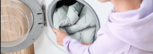 Перед тим, як класти куртку прати, її треба вивернути на іншй бік