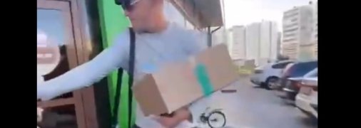 "Робин Гуд, которого мы заслужили": в России задержали мужчину, раздававшего прохожим мороженое (видео)