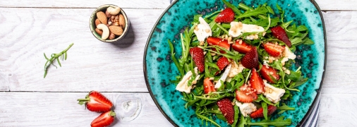 Пикантный салат с клубникой и плавленым сыром