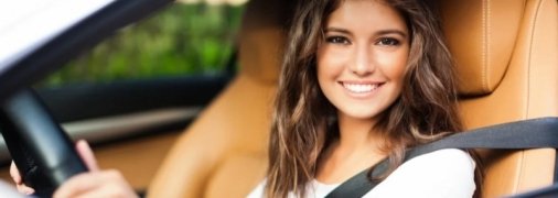 Молода жінка за кермом