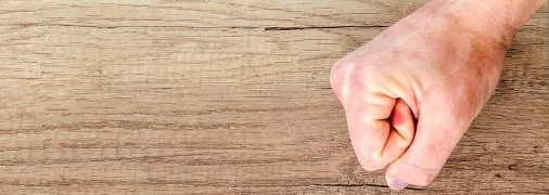 Стучать по столу – плохая примета