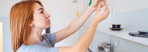 Девушка, лампа