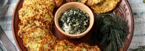 Пикантные кабачковые оладьи с твердым сыром