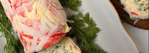 Нежный рулет из крабовых палочек
