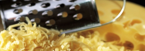 Якщо твердий сир натирається легко, то з м'яким можуть виникнути проблеми