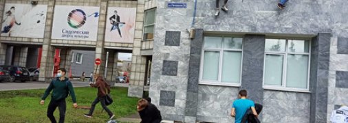 Студенты прыгали из окон, чтобы спастись.