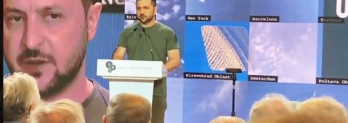 Володимир Зеленський під час виступу на конференції YES