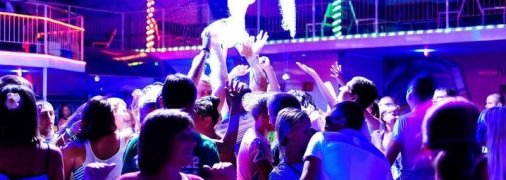 За клуб в Кирилловке, где посетители устраивали оргии на танцполе, взялась полиция