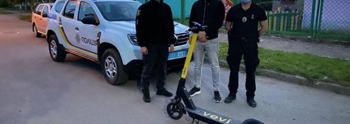 "Дикуни": в Ужгороді в перші ж дні прокату вкрали 6 електросамокатів (фото, відео)